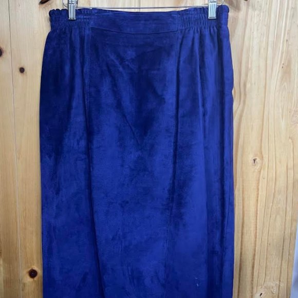 Danier Suede Set - Picture 3 of 10